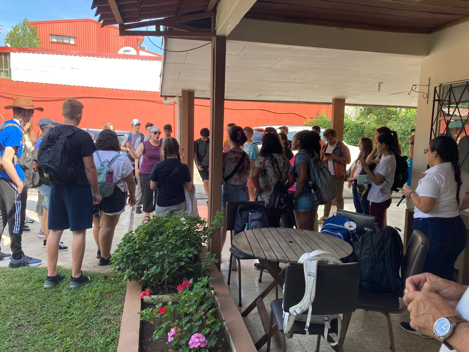Visitantes reunidos en el corredor de la casa museo